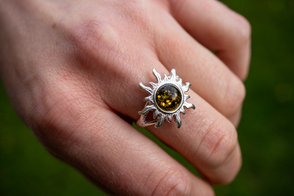Bague en forme de soleil en ambre verte de grande taille