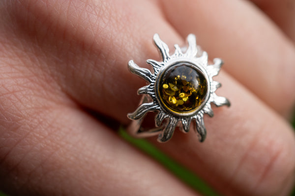 Bague en forme de soleil en ambre verte de grande taille