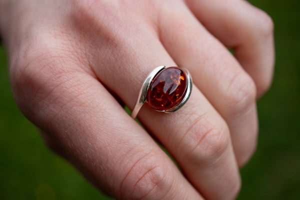 Bague ovale horizontale avec ambre cognac (Grand)